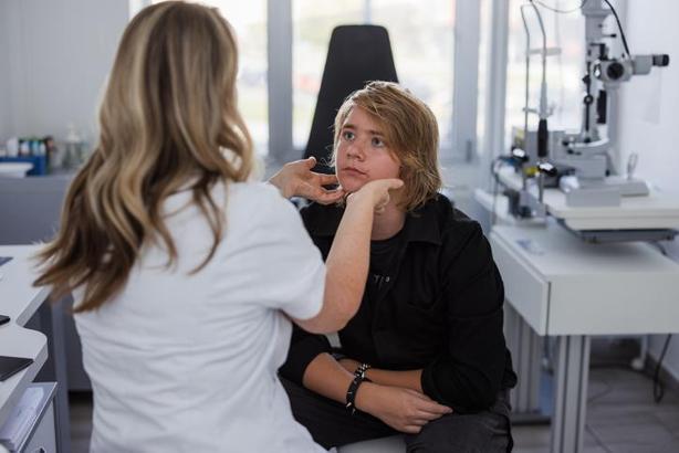 Öpücük hastalığı 10 yaşın üzerindeki çocuklarda son derece ağır seyredebilir