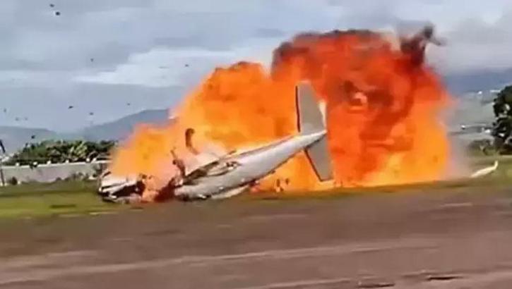 Venezuela'da kalkış yapan uçak piste çakıldı! Dehşet anları kameraya yansıdı