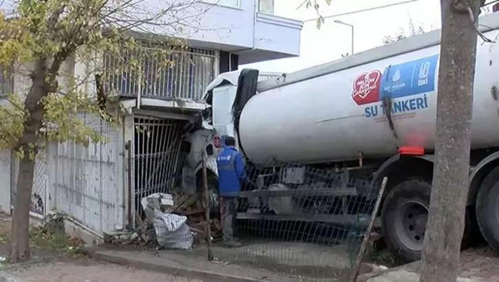 Küçükçekmece'de faciadan dönüldü: İSKİ tankeri iş yerine daldı