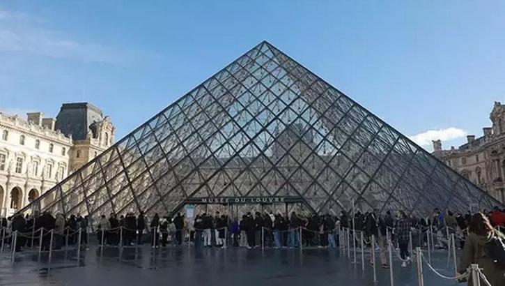 Fransa'daki Louvre soygunu sonrası değerli mücevherler taşındı