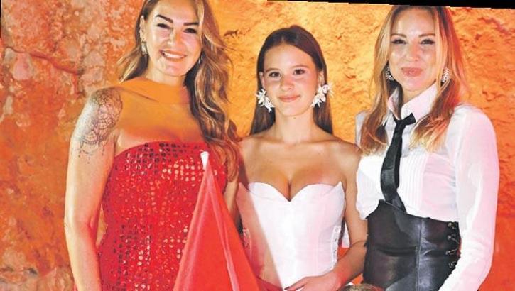 Pınar Altuğ'un kızı Su ‘Miras’ defilesinde mankenlik yaptı
