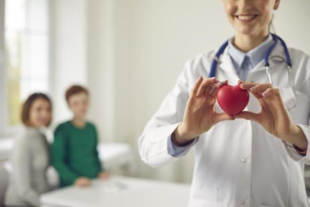 Kalpte üfürüm riski olan tüm çocuklar değerlendirilmeli