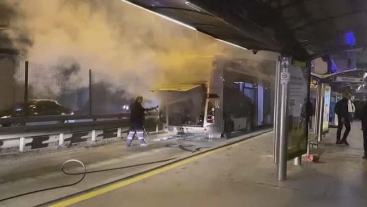 İstanbul Edirnekapı'da korku dolu anlar! Metrobüsün motor kısmında yangın çıktı
