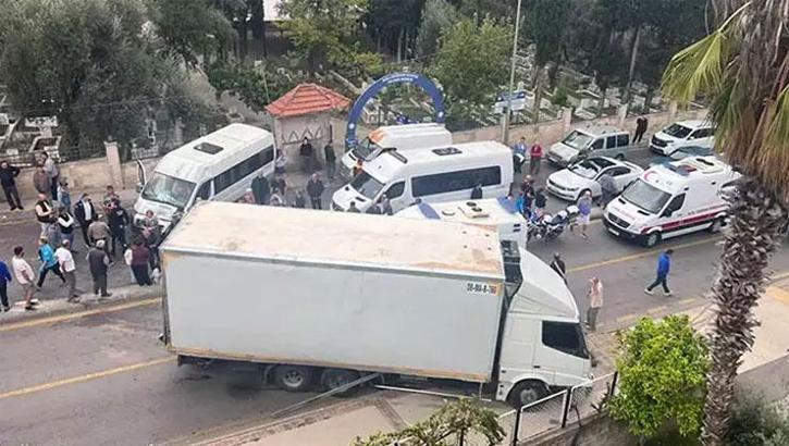 Fethiye'de midibüs ile kamyon çarpıştı! 22'si öğrenci, 23 kişi yaralandı
