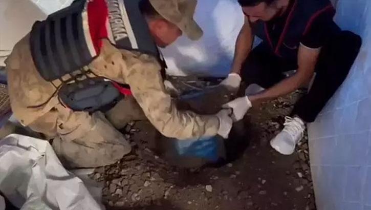 Deprem çadırında akılalmaz olay! 12 kilo uyuşturucuyu toprağa gömmüş