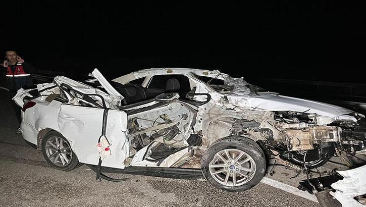 Kamyonete arkadan çarpan otomobil hurda yığınına döndü! 1 ölü, 2 yaralı