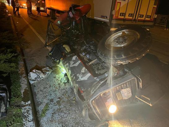 TIR ile çarpışan traktörün sürücüsü ve eşi öldü