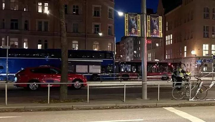Stockholm'de feci kaza! Otobüs durağa girdi, ölü ve yaralılar var