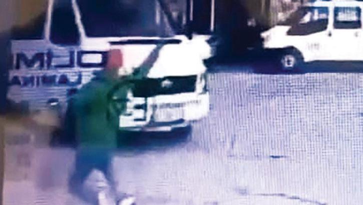 Dengesini kaybedince minibüsün altında kaldı