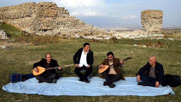Akıl almaz görüntü! 40 yıl önce yüzdükleri alanda, saz çalıp türkü söylediler