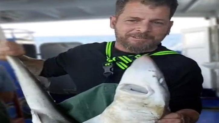 Ağına takılan camgöz köpek balığını yeniden denize bıraktı