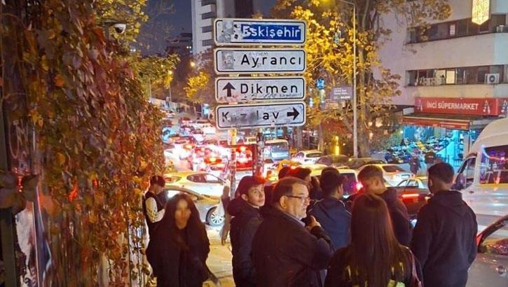 'Kızılay tabelası' akımında bıçaklı kavga: 2 yaralı! Fotoğraf çektirmeye devam etti