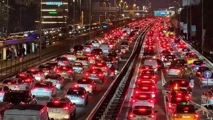 İstanbul'da trafik durma noktasına geldi! Yoğunluk yüzde 83'e ulaştı