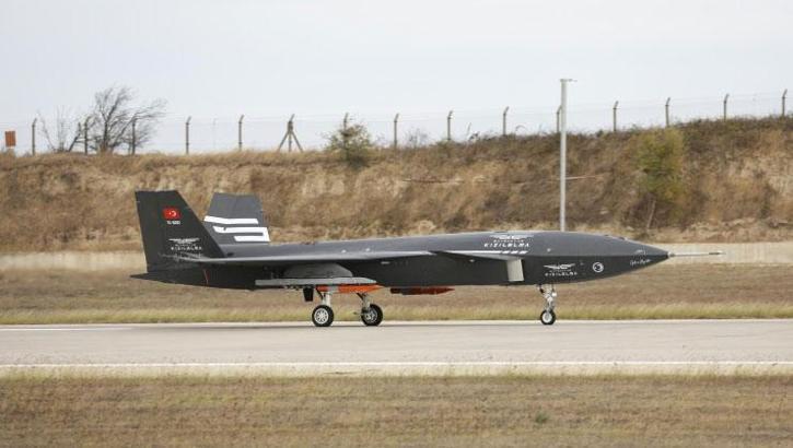 KIZILELMA’dan tarihi başarı: Simüle atışta F-16’ya tam isabet