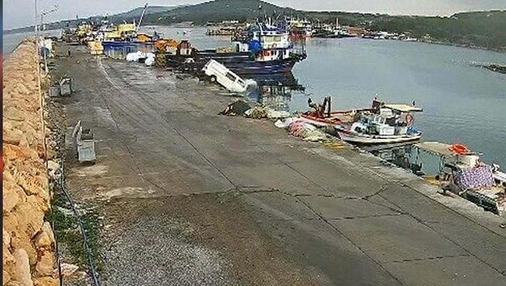Korkunç kaza! Didim'de kamyonetin denize uçtuğu anlar kameraya yansıdı