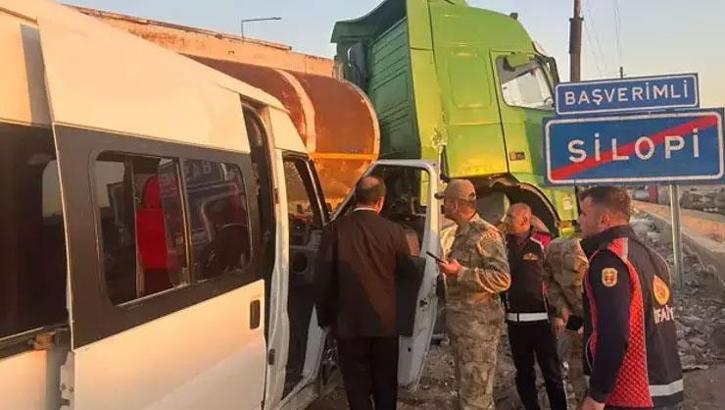 Tankerle öğrenci servisi çarpıştı: 14 yaralı