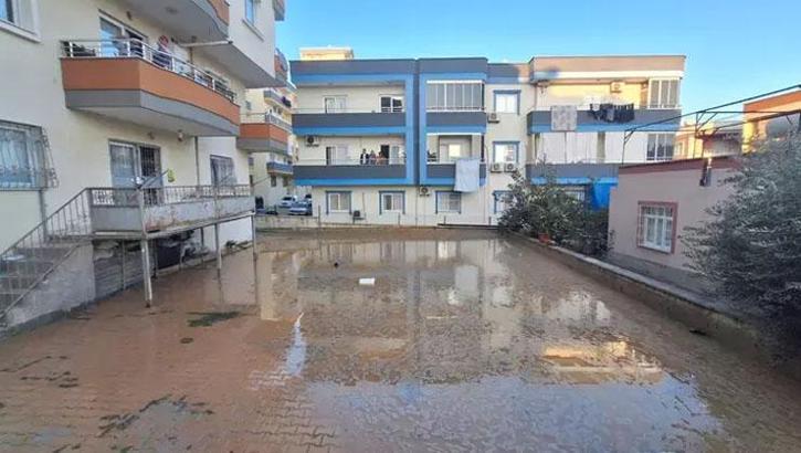 Mersin'de içme suyu borusu patladı! Sokaklar ve zemin katlar sular altında kaldı