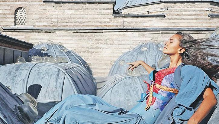 Sosyetik güzel kubbeler arasında