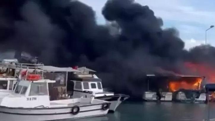 Çeşme'de balıkçı barınağında yangın: 7 tekne yandı
