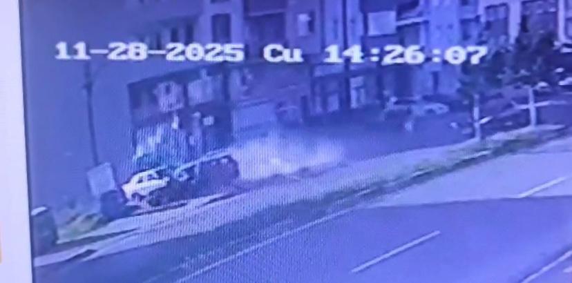 Otomobilin çarptığı babaanne ile 2 torunu ağır yaralandı; kaza kamerada