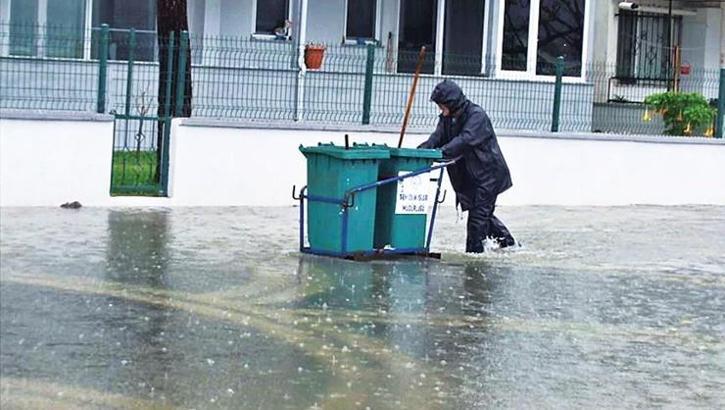 İzmir’i, Antalya’yı, Balıkesir’i, Çanakkale’yi sağanak vurdu