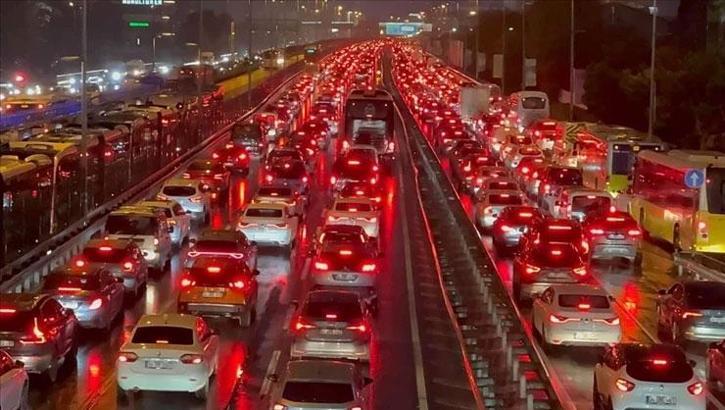 Derbi, yağmur ve iş çıkışı İstanbul trafiğini durdurdu