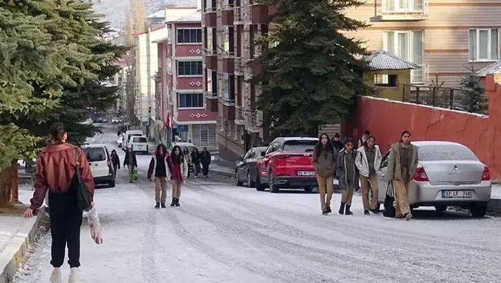 Kar sürprizi! Lapa lapa yağmaya başladı, her yer beyaza büründü