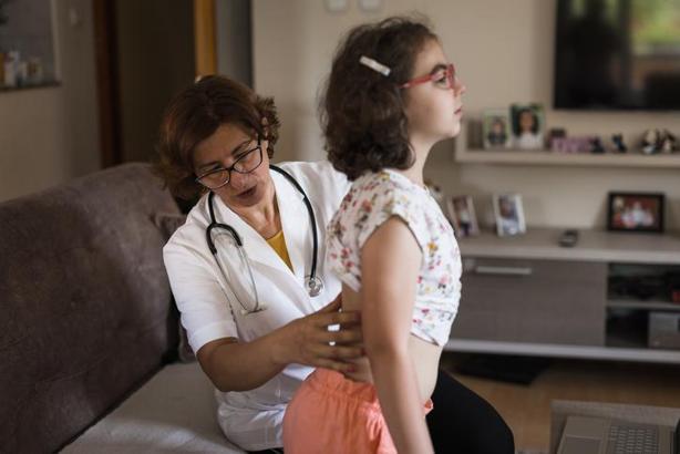 Çocuklukta yaygın olan skolyozun tedavisi mümkün