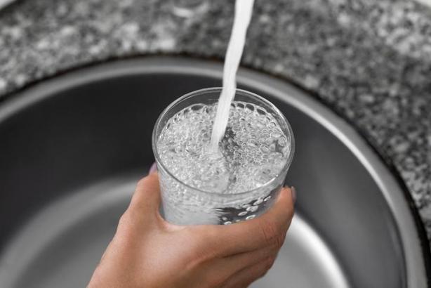 Kış aylarında susuzluk hissi azalsa da uzmanlar uyarıyor: Günlük su tüketimi kesinlikle azaltılmamalı