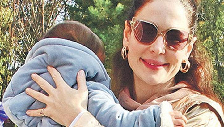 Yıldız Çağrı Atiksoy, kızı Mira Milena ile alışveriş keyfinde