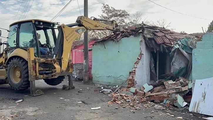 Narkotik olaylarıyla anılan 'Kore Mahallesi'nde metruk binaların yıkımı sürüyor