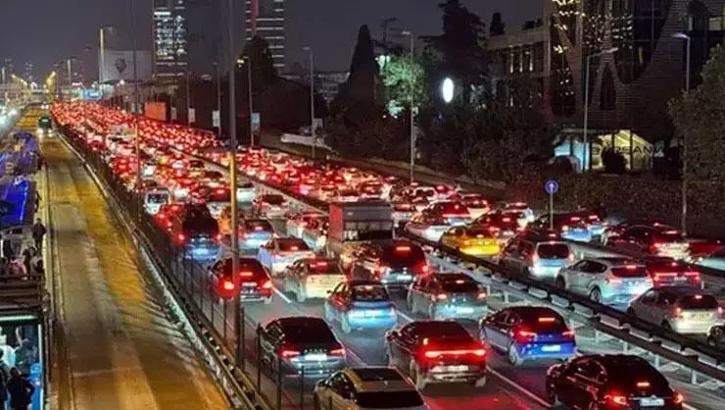 İstanbul’da trafik durma noktasında! Yoğunluk yüzde 90’a ulaştı
