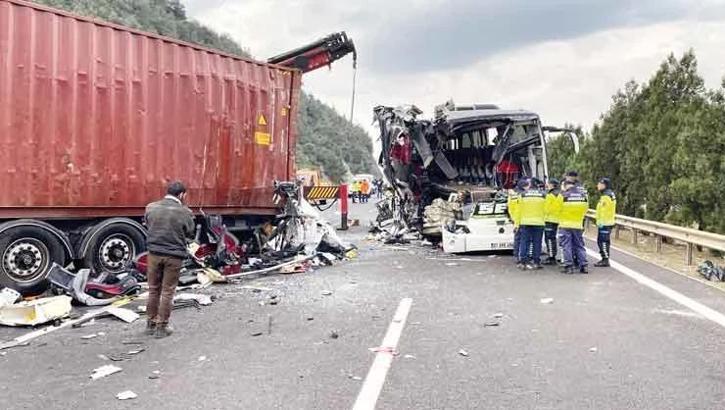 Katliam gibi kaza: 7 ölü 11 yaralı