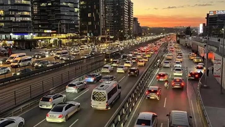 İstanbul'da trafik kilitlendi! Yoğunluk yüzde 81'e ulaştı