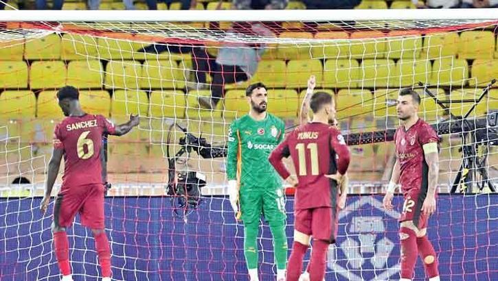 Aslan ateşle oynuyor