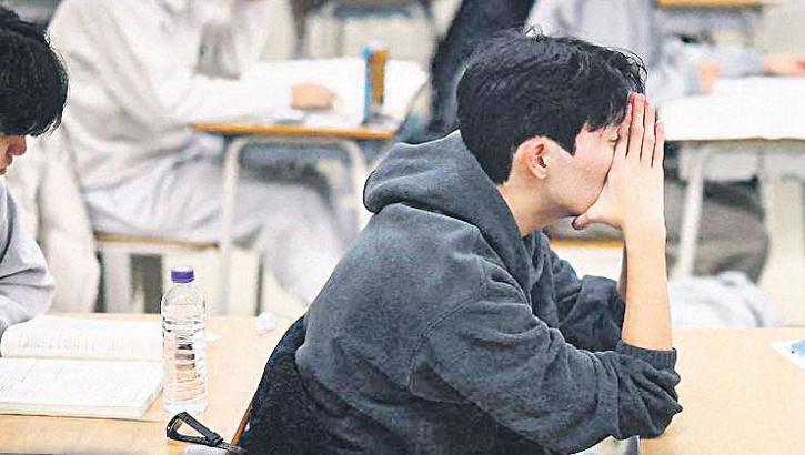 Zor üniversite sınavı istifa ettirdi