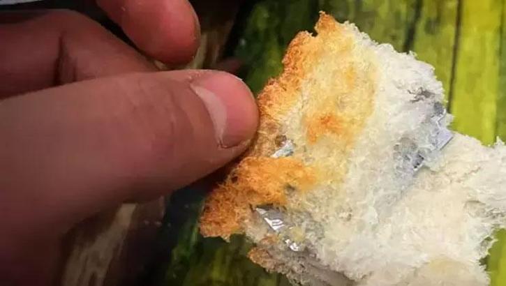 Ekmeğin içinden çıkan şoke etti! Kahvaltı masasında büyük panik