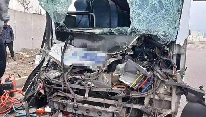 Kayseri'de feci kaza! İşçi servisi TIR'a arkadan çarptı: 22 yaralı