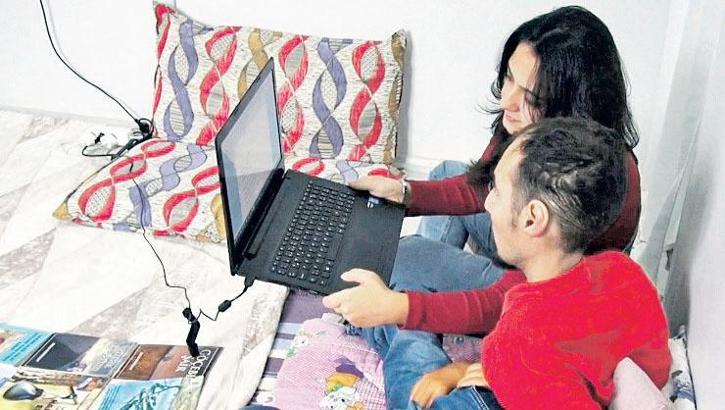 El ve ayaklarını kullanamıyor ama 20 kitabı var