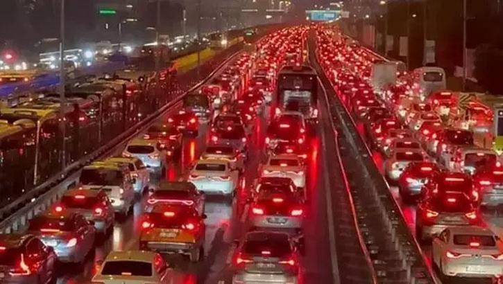 İstanbul'da trafik yoğunluğu yüzde 87'ye çıktı