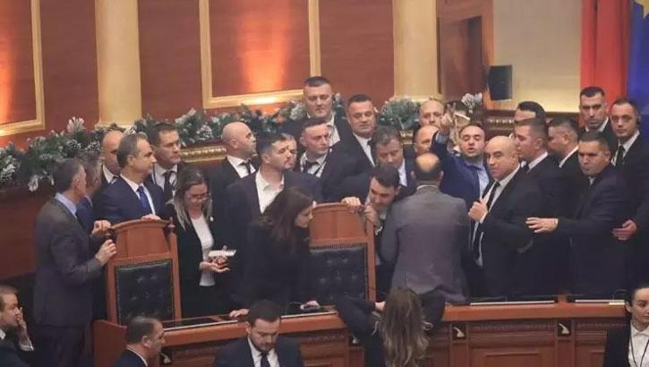 Karar sonrası meclis savaş alanına döndü: Meşale yakıldı, su fırlatıldı!