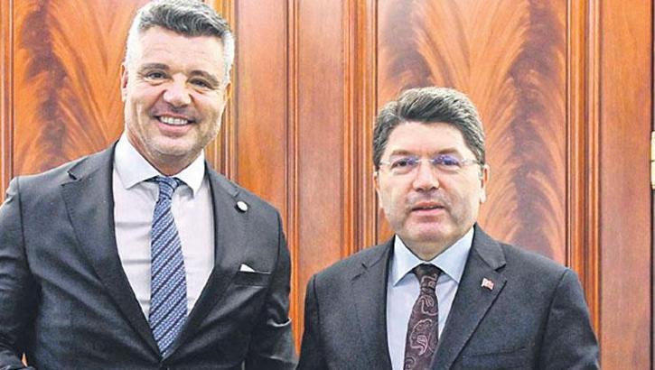 Adalet Bakanı'na Mert Hakan Yandaş imzalı forma