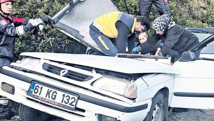 Kaya parçası aracı ezdi