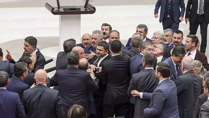 Meclis'te yumruk yumruğa kavga