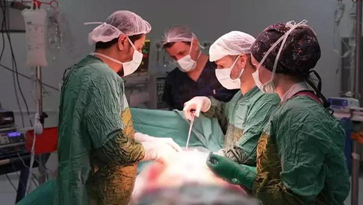 Şişkinlik şikayetiyle gitti, karnından 2 kilo 200 gram ağırlığında tümör çıktı