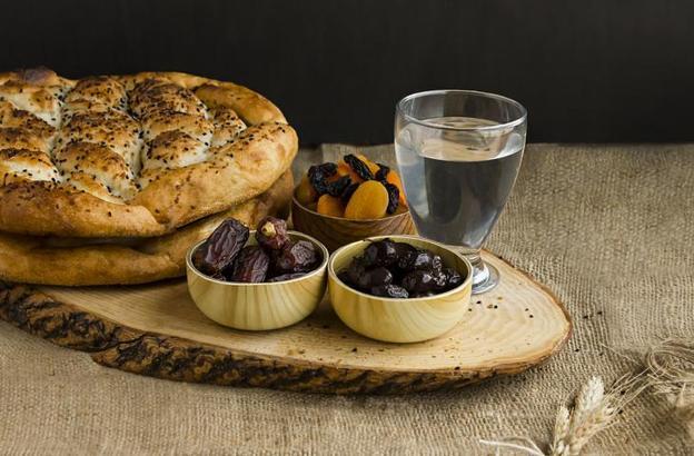 Adetliyken oruç tutulur mu? Reglken oruç tutmak farz mı, akıntı (lekelenme) orucu bozar mı? Diyanet'e göre oruçluyken adet olmak orucu bozar mı?