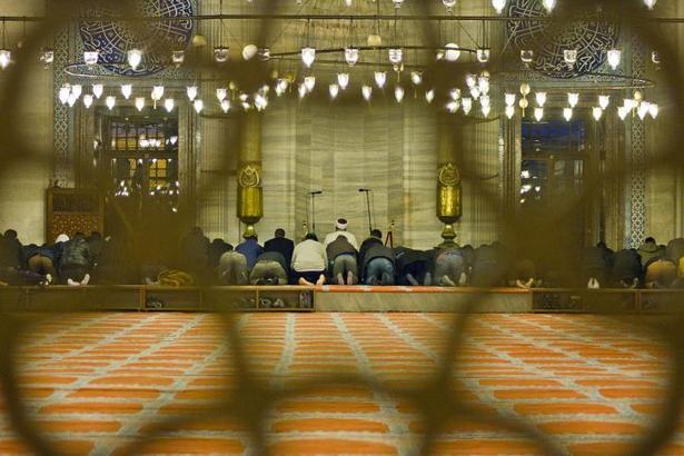 Regaip Gecesi namazı nasıl kılınır, kaç rekat? 2025 Regaip Kandili ibadet rehberi ve diyanet bilgisi