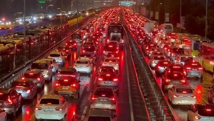 İstanbul'da trafik yoğunluğu yüzde 90'a çıktı