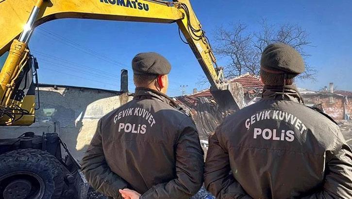 'Belalı' mahalle olarak anılıyordu! Polis ve belediye iş makineleri ile girdi