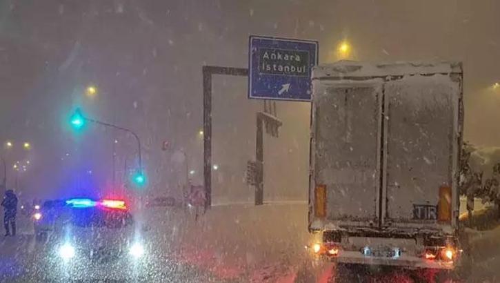 Kar İstanbul'un kapısına dayandı! Kar kalınlığı 40 santimetreyi geçti